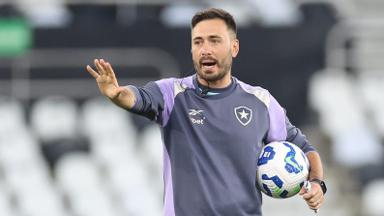 Alta exigência por títulos, chance de transfer ban e risco de demissão em 2026: jornalista conta bastidores do lado de Davide Ancelotti em saída do Botafogo Alta exigência por títulos, chance de transfer ban e risco de demissão em 2026: jornalista conta bastidores do lado de Davide Ancelotti em saída do Botafogo