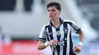 Dirigente do Vélez revela cobrança de mais de US$ 1,6 milhão ao Botafogo na Fifa por Álvaro Montoro Dirigente do Vélez revela cobrança de mais de US$ 1,6 milhão ao Botafogo na Fifa por Álvaro Montoro