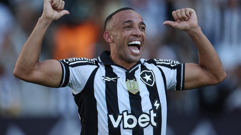 Marçal comemora renovação com o Botafogo: ‘Minha vontade de vencer com essa camisa só aumenta. Aqui é a minha casa’