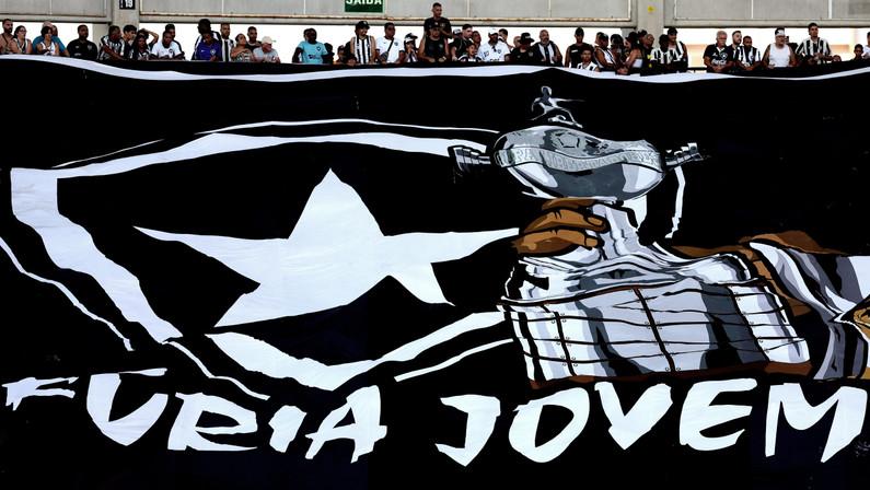 Fúria Jovem pede apoio da torcida do Botafogo ao time na estreia no Brasileirão e avisa: ‘Protesto continua, mas agora na arquibancada’