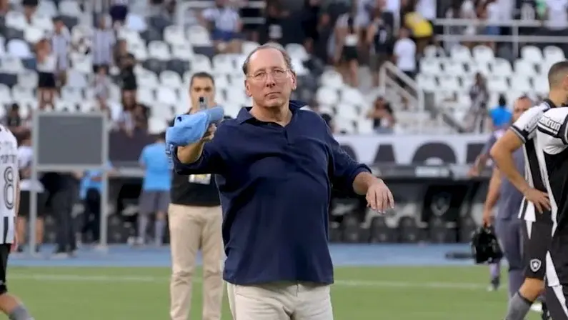 John Textor pede jogadores rápidos, e Botafogo retoma busca por atletas velozes e fortes