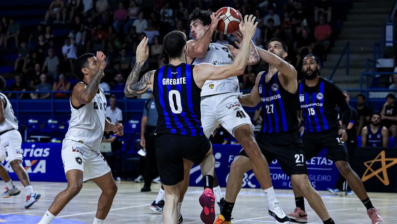 Botafogo cai para o líder Pinheiros e perde o sétimo jogo seguido no NBB