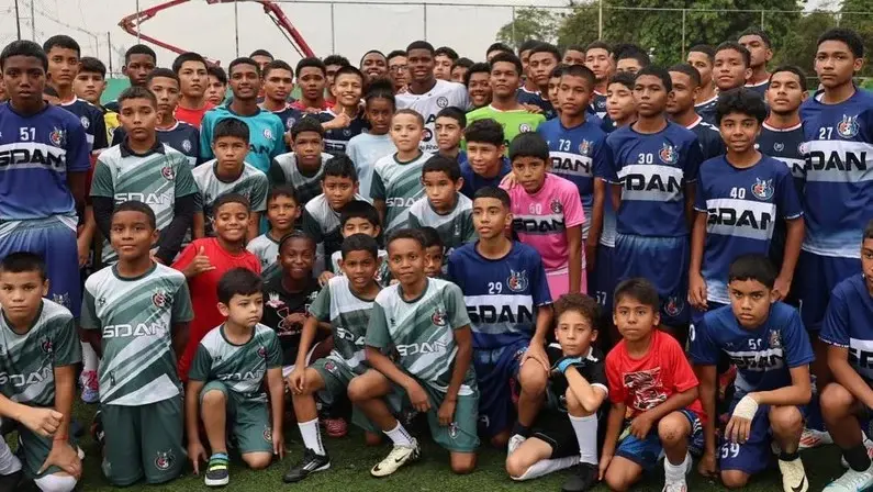Kadir visita ex-clube no Panamá e revela surpresa com sucesso no Botafogo
