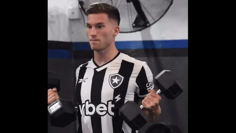 Jovem meia do River Plate treina com camisa do Botafogo em vídeo nas redes