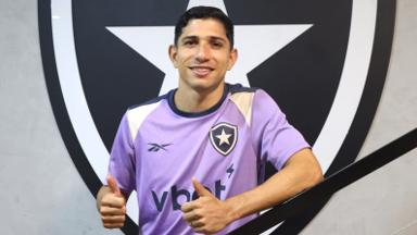 Savarino treina normalmente no Botafogo e não conversa com clube sobre oferta do Fluminense Savarino treina normalmente no Botafogo e não conversa com clube sobre oferta do Fluminense