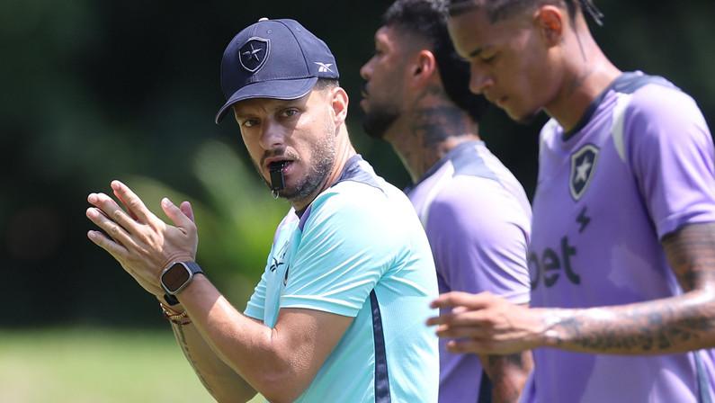 Escalação: Botafogo deve ter esquema com três zagueiros e tem dúvidas em estreia de Anselmi contra o Volta Redonda