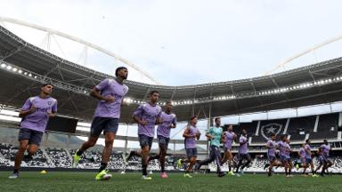 Dívidas com empresários geram alerta no Botafogo, aponta jornalista Dívidas com empresários geram alerta no Botafogo, aponta jornalista