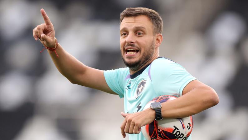 Anselmi se apresenta ao Botafogo nesta terça-feira
