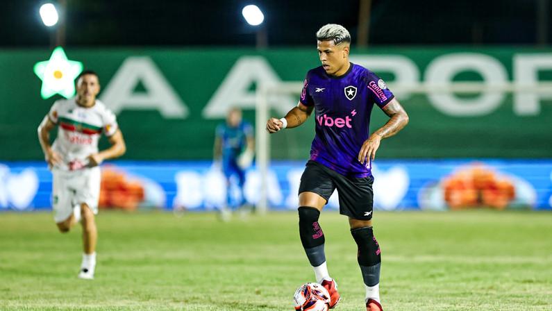 Matheus Martins celebra retorno no Botafogo após lesão: 'Sempre bom estar em campo e sentir o calor da torcida'