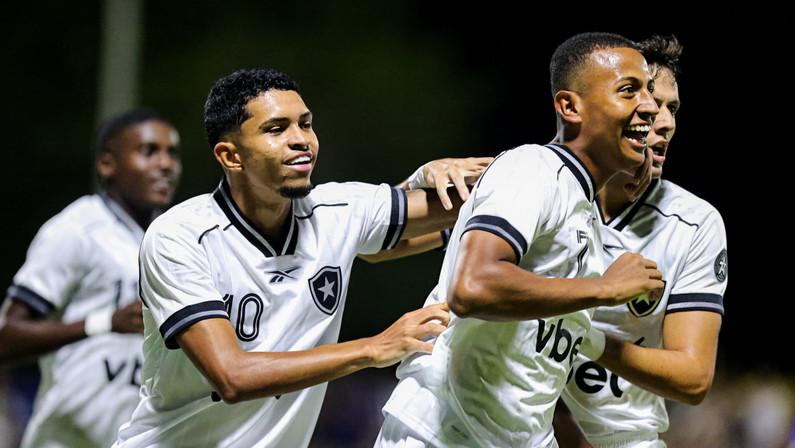 Kauan Toledo faz quatro jogos pelo Botafogo em cinco dias e se destaca com gol e assistências