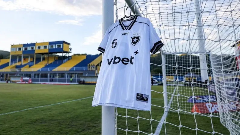 Botafogo e Centrum não renovam contrato; clube busca novo patrocinador para a manga