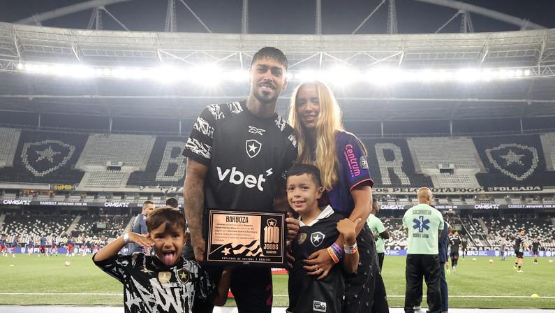 Barboza é homenageado pelo Botafogo por marca de 100 jogos