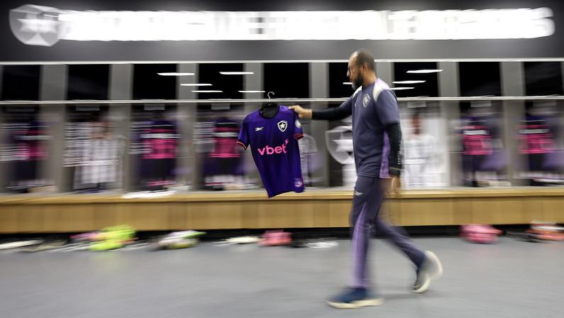 Botafogo escala time sem zagueiros de ofício para enfrentar o Bangu