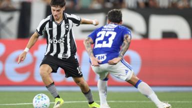 Montoro no radar: Comentarista enxerga potencial acima de Almada no Botafogo Montoro no radar: Comentarista enxerga potencial acima de Almada no Botafogo