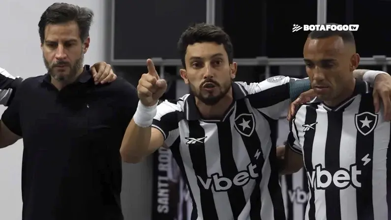 Alex Telles motiva vestiário e lidera Botafogo à vitória