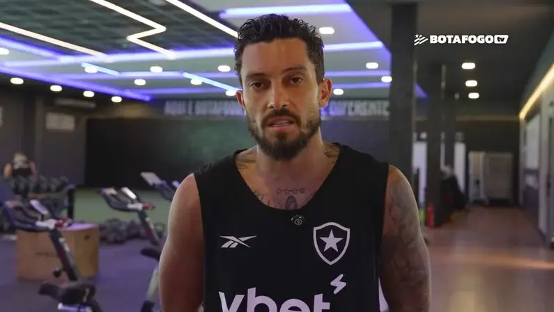 Alex Telles aprova início de preparação com Martín Anselmi no Botafogo: ‘Veio com suas ideias, intensidade e forma de ver o futebol’