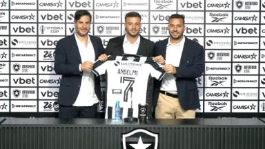 Martín Anselmi é apresentado pelo Botafogo: 'Representar essa camisa é responsabilidade e ambição muito grande para a nossa carreira' Martín Anselmi é apresentado pelo Botafogo: 'Representar essa camisa é responsabilidade e ambição muito grande para a nossa carreira'