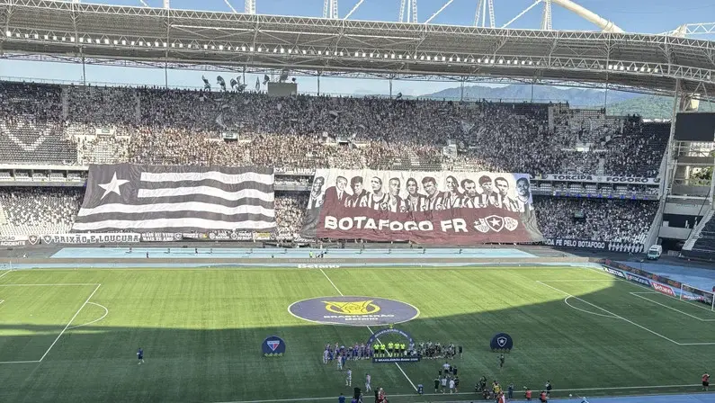 Torcida do Botafogo decide se Marlon Freitas continua no bandeirão de ídolos