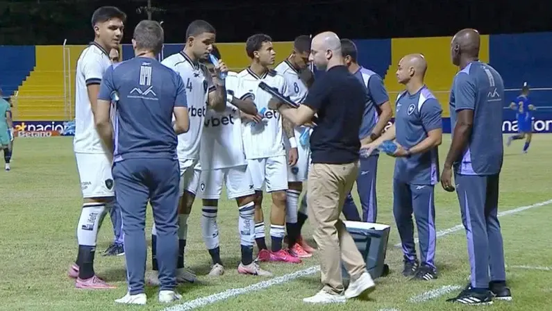Rodrigo Bellão se orgulha da base e valoriza competitividade do Botafogo mesmo em derrota: 'Conseguimos representar bem o clube'