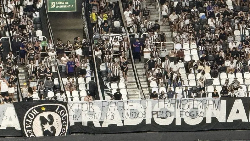 Torcida do Botafogo demonstra insatisfação com Textor no Nilton Santos