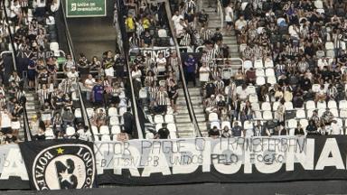 Torcida do Botafogo demonstra insatisfação com Textor no Nilton Santos Torcida do Botafogo demonstra insatisfação com Textor no Nilton Santos