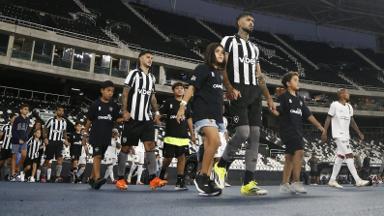 Botafogo enfrenta atrasos em pagamentos e cogita empréstimos de reforços Botafogo enfrenta atrasos em pagamentos e cogita empréstimos de reforços