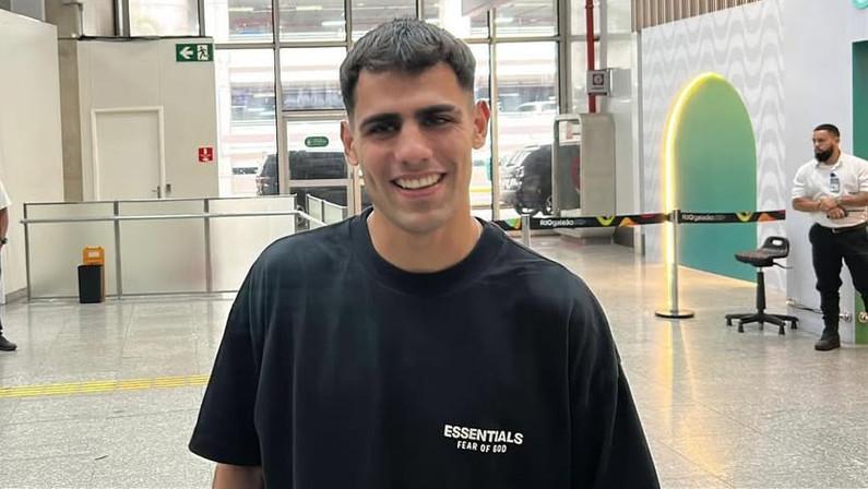 Lucas Villalba desembarca no Rio para se apresentar ao Botafogo: ‘Clube gigante, vou dar a vida por essa camisa’