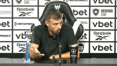 Anselmi conta bastidor de saída de Savarino para o Fluminense e diz: ‘Não posso ter um jogador que não quer ficar no Botafogo’ Anselmi conta bastidor de saída de Savarino para o Fluminense e diz: ‘Não posso ter um jogador que não quer ficar no Botafogo’