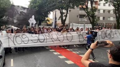 Torcedores do Botafogo fazem protesto contra John Textor no Nilton Santos: ‘Não confiamos em você. Pare de mentir’ Torcedores do Botafogo fazem protesto contra John Textor no Nilton Santos: ‘Não confiamos em você. Pare de mentir’