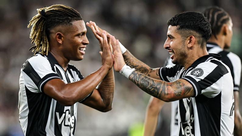 Danilo, do Botafogo, larga na frente na disputa pela Bola de Ouro do Brasileirão