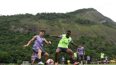 Juninho, joia da base, impressiona no treino com o elenco principal do Botafogo Juninho, joia da base, impressiona no treino com o elenco principal do Botafogo