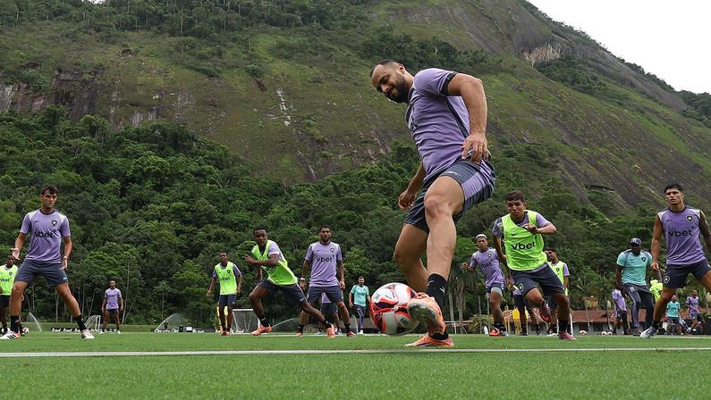 Botafogo enfrenta dívida de R$ 700 milhões, mas mira títulos em 2026