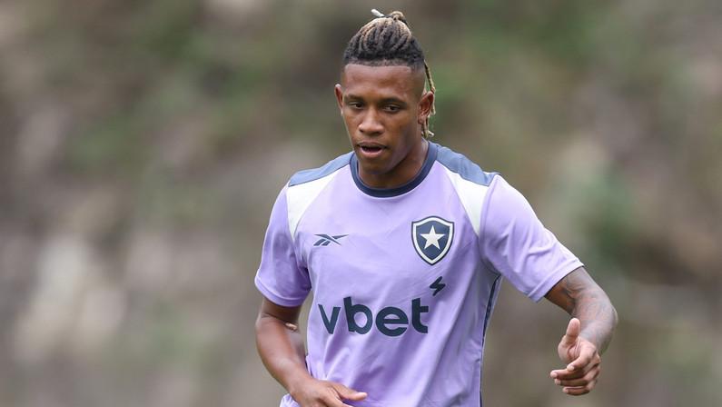 Danilo não recebe FGTS desde chegada ao Botafogo e risco de rescisão paira