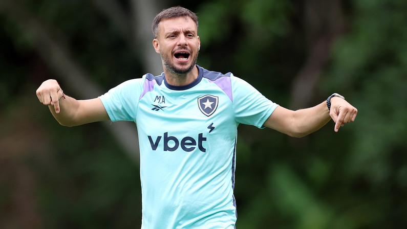 Martín Anselmi começa a esboçar Botafogo no 3-4-3, com Marçal e Newton na zaga, Allan e Correa