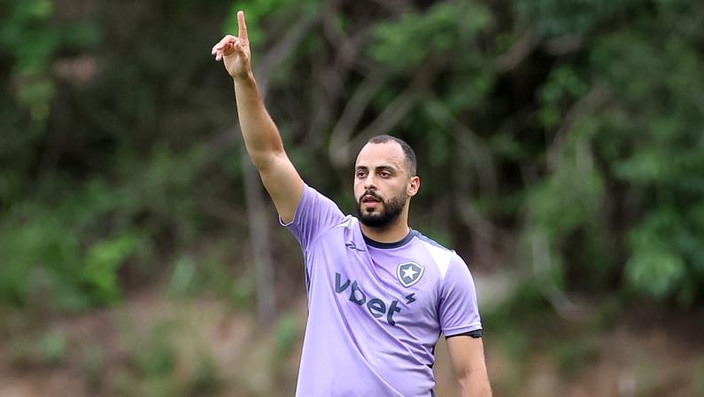 Prestigiado com a diretoria no Botafogo, Arthur Cabral se prepara fisicamente e pode retomar confiança no Estadual