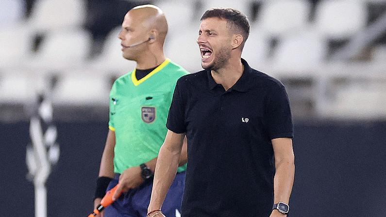 Colunista elogia condução de Martín Anselmi no Botafogo em meio à crise externa: ‘Não é terra arrasada’