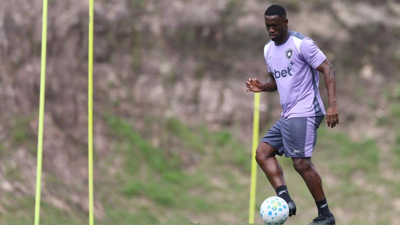 Bastos volta a ser relacionado pelo Botafogo para estreia no Campeonato Brasileiro