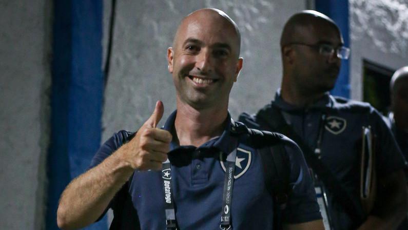 Técnico do Botafogo sub-20, Rodrigo Bellão lista pontos positivos e diz: ‘Estamos evoluindo a cada partida’