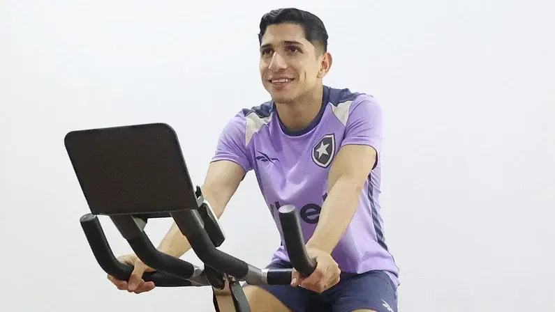 Savarino se reapresenta ao Botafogo após retorno do exterior