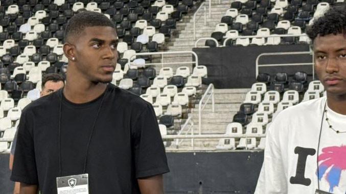 Reforços, Wallace Davi e Jhoan Hernández vão ao Nilton Santos para ver Botafogo x Bangu