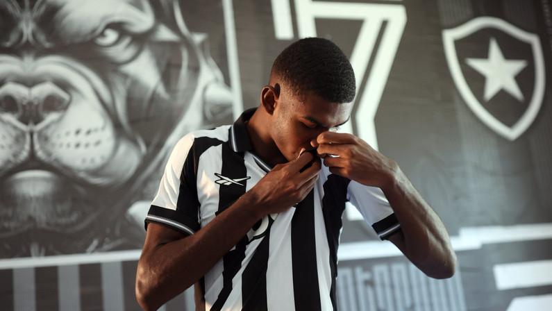 Wallace Davi, novo reforço do Botafogo, realiza sonho de infância