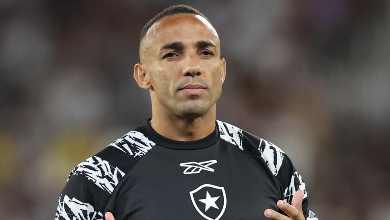 Marçal projeta retorno antecipado ao Botafogo após lesão no joelho