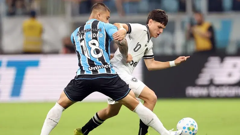Botafogo volta mal do intervalo e perde para Grêmio em jogo de 8 gols na Arena