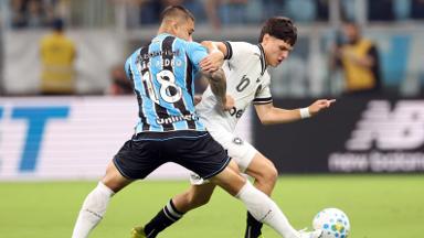 Botafogo volta mal do intervalo e perde para Grêmio em jogo de 8 gols na Arena Botafogo volta mal do intervalo e perde para Grêmio em jogo de 8 gols na Arena