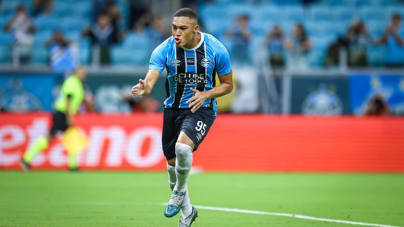 Destaque do Grêmio, Carlos Vinícius revela contato do Botafogo