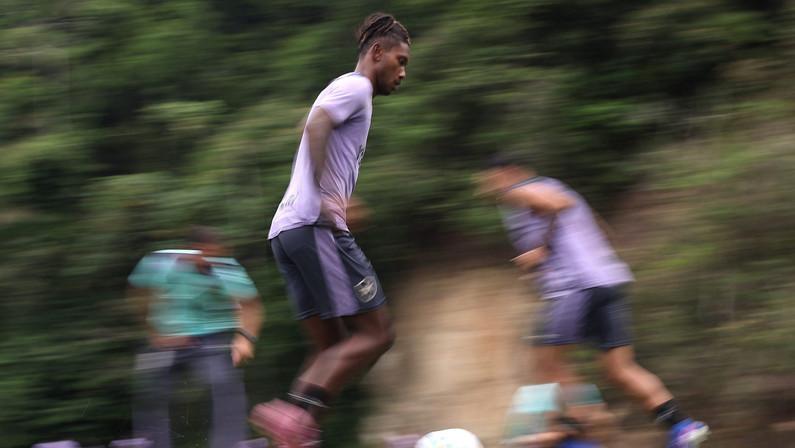Botafogo busca reforços para três posições e não deve fazer altos investimentos