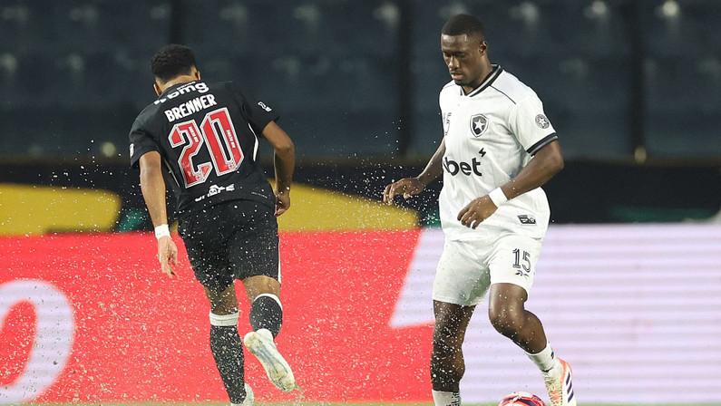 Bastos volta ao time titular do Botafogo e celebra 'sentimento satisfatório'