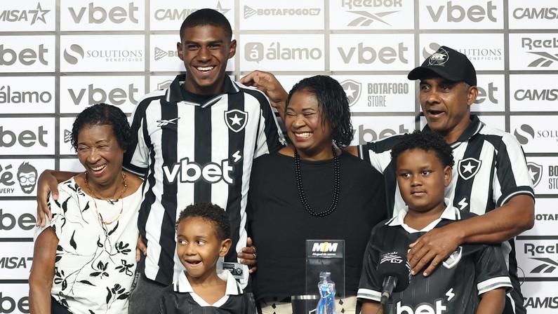 Botafogo: Wallace Davi se põe à disposição para jogar também na zaga