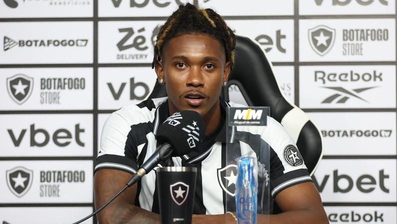 Ythallo chega ao Botafogo e promete ser 'zagueiro ofensivo'