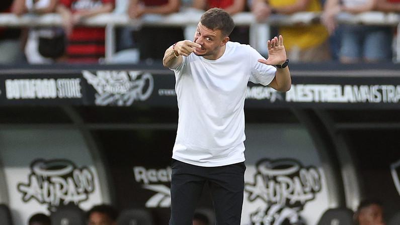 Anselmi pede desculpas e vê caminho certo para o Botafogo